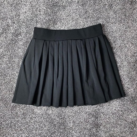 Indero Dresses & Skirts - Indero Pleated Black Tennis Skirt Size Medium
